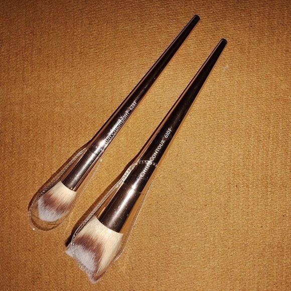 2 Real Techniques Point Makeup Brushes Contour & Highlight Soft Bristles -NEW - Picture 1 of 2